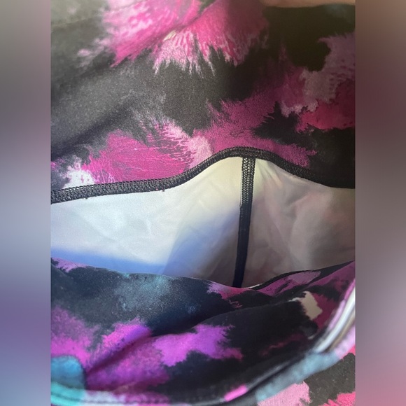 LULULEMON Wunder Under
Crop 6 Midnight Bloom Black Deep Fuschia - Picture 5 of 9